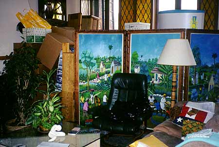 liv-rm.jpg (27567 bytes)